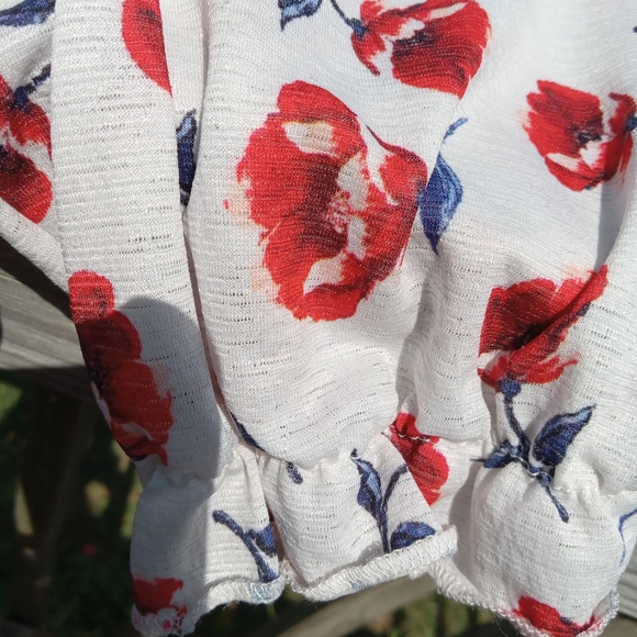 Beautiful off or on shoulder crop top small junior's - Picture 5 of 8